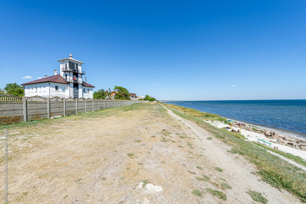 Дикий пляж и генический маяк