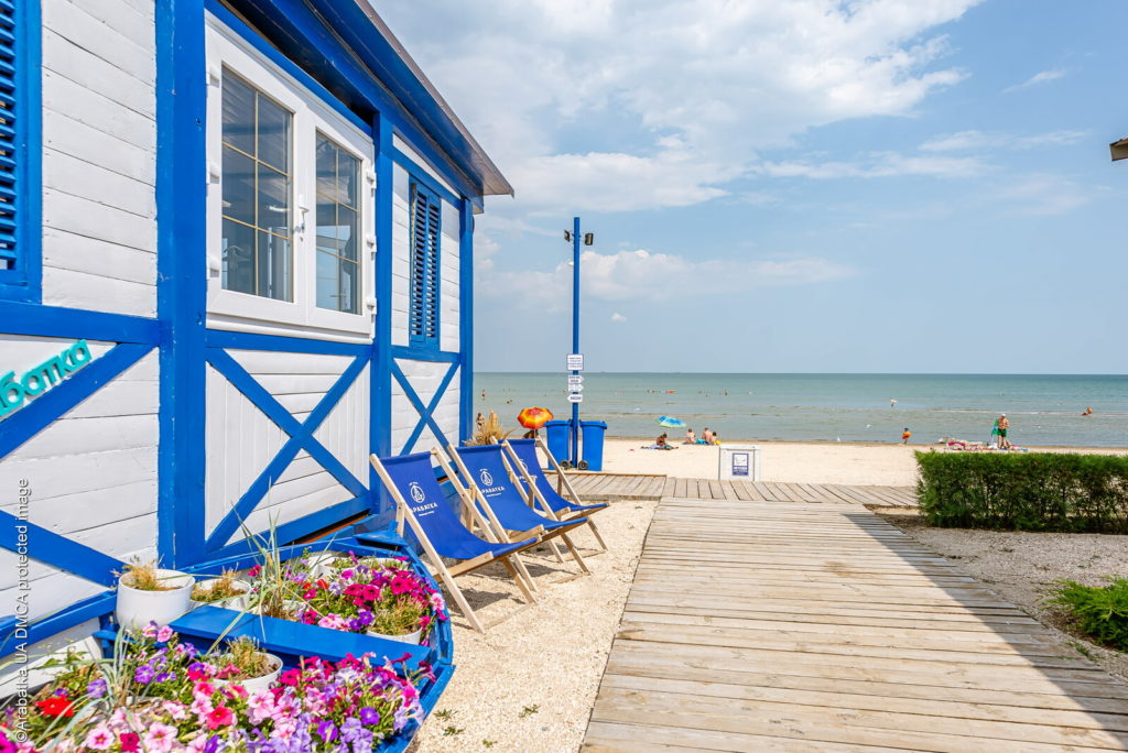 Пляж курорта «Арабатка Клаб» в Генгорке